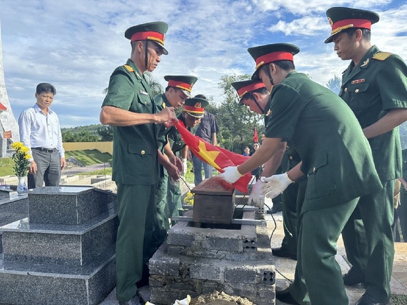 Hài cốt liệt sĩ mới tìm thấy được an táng tại Nghĩa trang liệt sĩ huyện Tuy Đức. Ảnh: Tuổi Trẻ