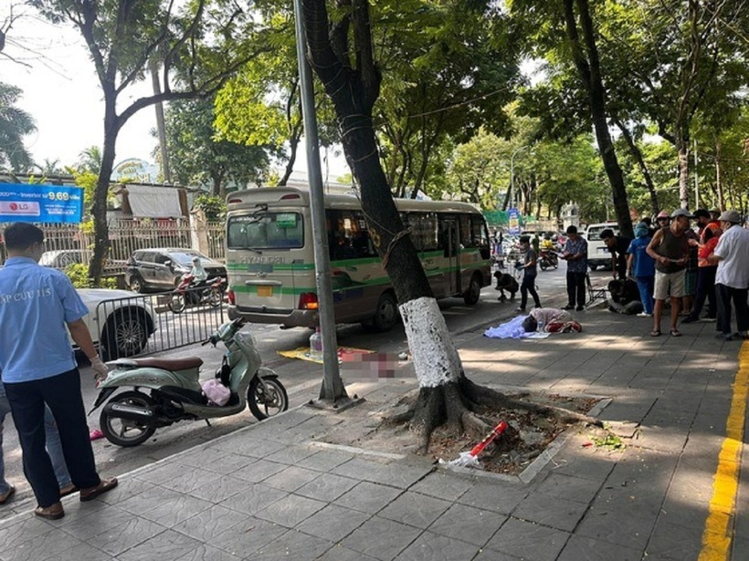 Hiện trường vụ tai nạn giao thông ở Hà Nội, bà quỳ khóc bên thi thể cháu bị ô tô cán tử vong. Ảnh: Người lao động