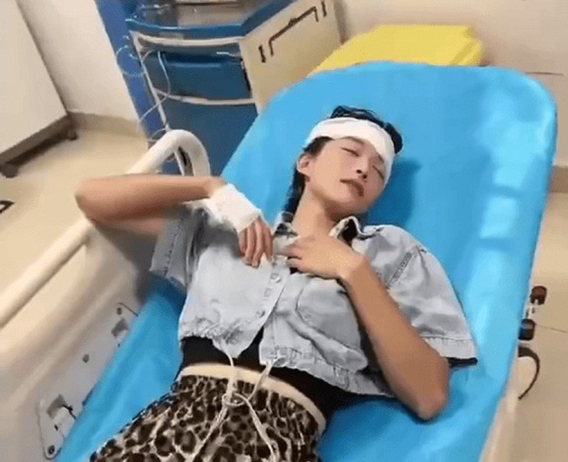 Cô gái phải nhập viện vì chấn động não. Ảnh: Singtao