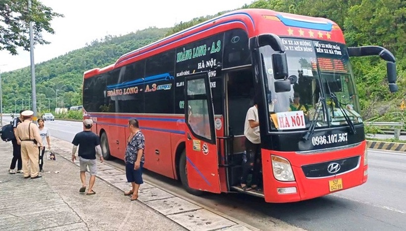 Các cán bộ, chiến sĩ Trạm cảnh sát giao thông cửa ô Hòa Hiệp ngoài quyên góp tiền đã vận động nhà xe hỗ trợ chở gia đình anh Duy. Ảnh: Tuổi trẻ Online