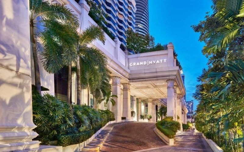 Nằm gần Trung tâm mua sắm Amarin Plaza, Grand Hyatt Erawan Bangkok Hotel 5 sao cung cấp các phòng nghỉ sang trọng nhìn ra thành phố. Khách sạn chỉ cách Đền Erawan 5 phút đi bộ.