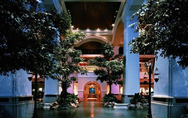 Khách sạn Grand Hyatt Erawan ở có hơn 350 phòng, tọa lạc tại một quận du lịch nổi tiếng, tập trung nhiều nhà hàng, trung tâm mua sắm của Bangkok.