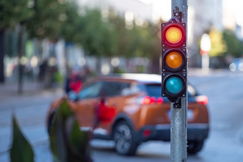 Khi dừng đèn đỏ, có nên tắt máy không?