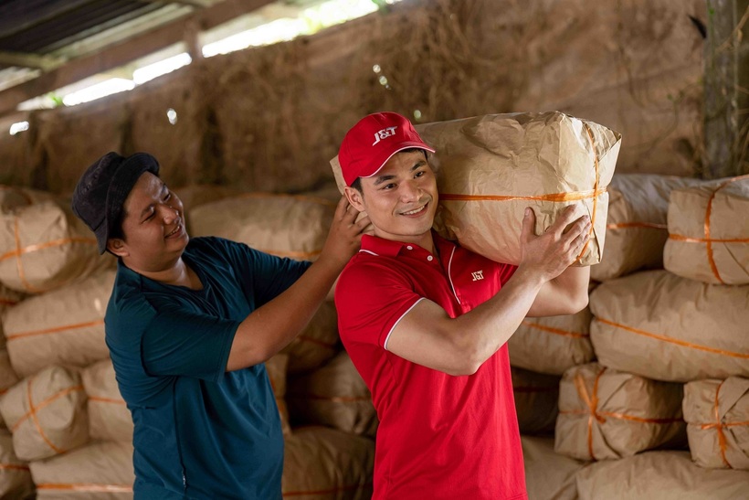 “Giao đúng giờ - Nhận chu toàn" - thông điệp vừa được ra mắt của J&T Express nhân kỷ niệm 6 năm thành lập.