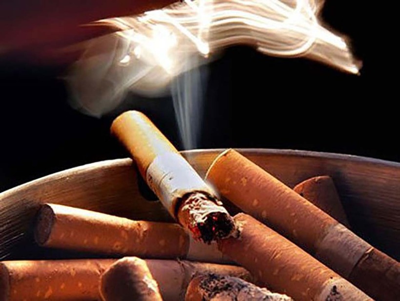 Nicotine tác động mạnh lên niêm mạc mạch máu, khiến mạch máu thu hẹp, giảm lưu lượng máu lưu thông trong cơ thể, trong đó có dương vật, dẫn đến rối loạn cương dương. Ảnh minh họa