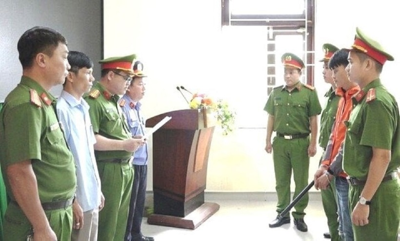 Cơ quan công an công bố lệnh bắt Nguyễn Phúc (giữa, bên phải). Ảnh: VTC News