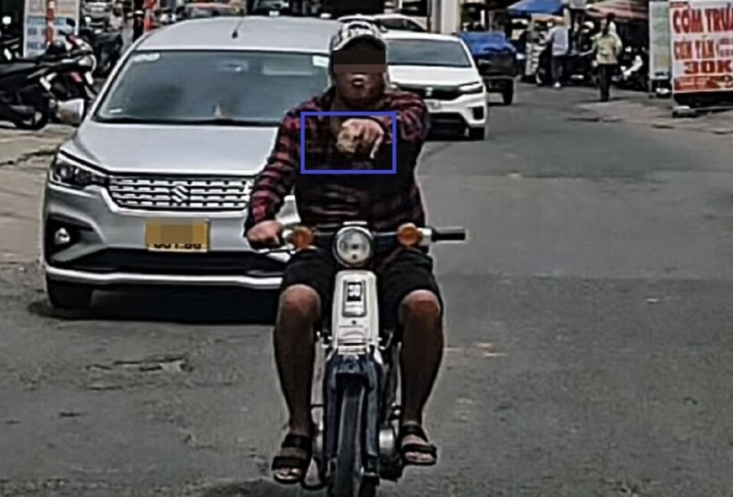 Người đàn ông liên tục chửi tục, đe dọa anh T. yêu cầu anh T. mở của. Ảnh: Vietnamnet.