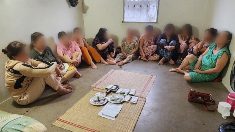 Các đối tượng tham gia đánh bạc và tang vật. Ảnh: Công Lý