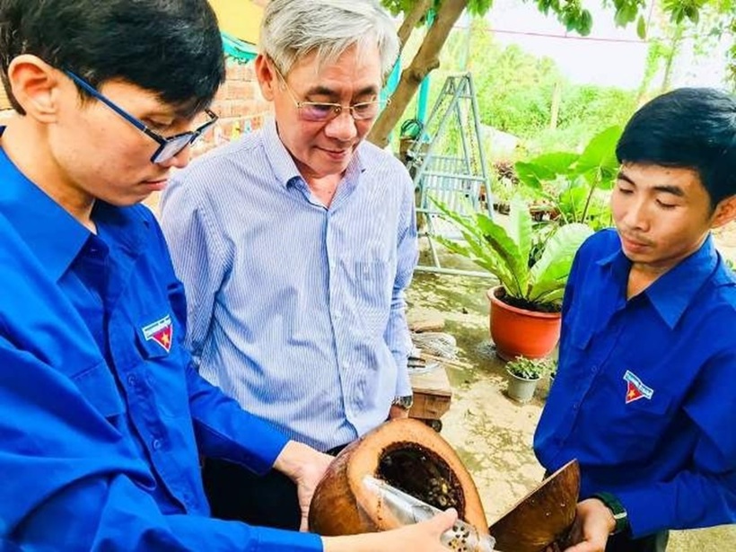 Anh nông dân mỗi năm kiếm bạc tỷ nhờ nuôi ong dú. Ảnh: Trang thông tin điện tử TP.Phan Rang - Tháp Chàm