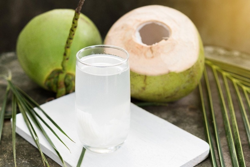 Nước dừa giúp làm mát và dưỡng ẩm da, giúp da bé luôn mềm mại, mịn màng. Ảnh minh họa