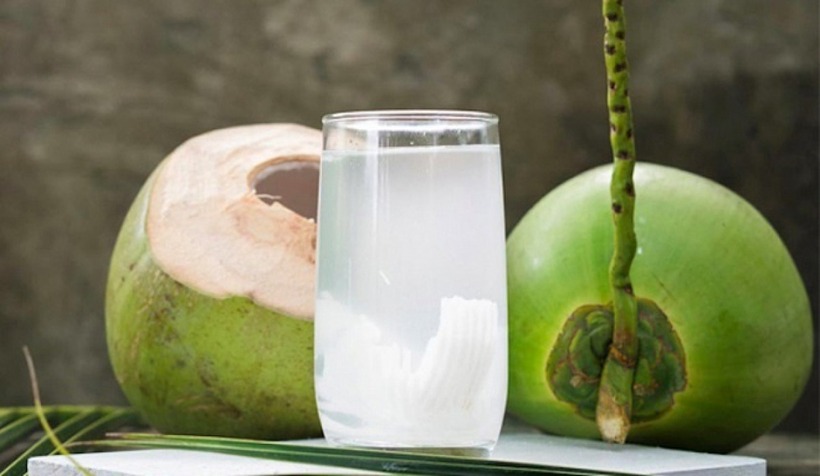 Khi trẻ bị sốt, mẹ hoàn toàn có thể cho bé uống một ít nước dừa và chia thành nhiều lần trong ngày để giúp bé giảm mệt mỏi và bù nước hiệu quả. Ảnh minh họa