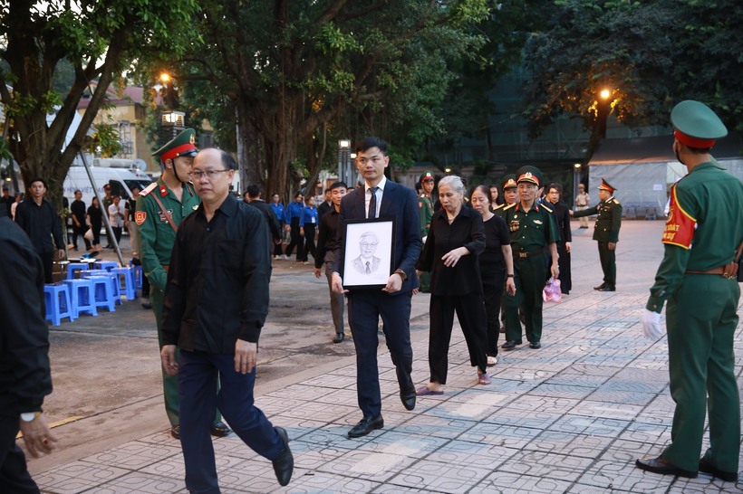 Nhiều người dân mang theo ảnh của Tổng Bí thư Nguyễn Phú Trọng để tỏ lòng thành kính.