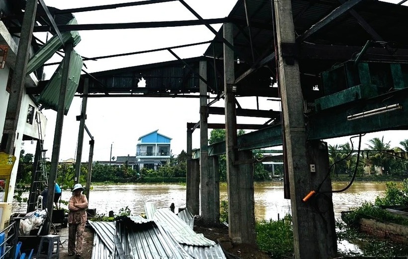Nhiều căn nhà bị tốc mái do mưa dông, lốc xoáy.