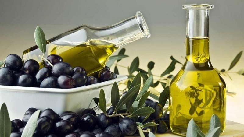 Dầu olive có tác dụng cực kỳ tốt nhưng không vì thế mà bạn lạm dụng quá mức. Điều này sẽ dẫn đến nguy cơ mắc bệnh tiểu đường tuýp 2 do chứa hàm lượng chất béo bão hòa.