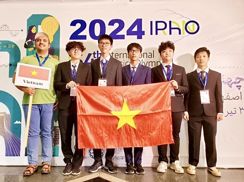 5/5 học sinh Việt Nam giành huy chương Olympic Vật lý quốc tế.