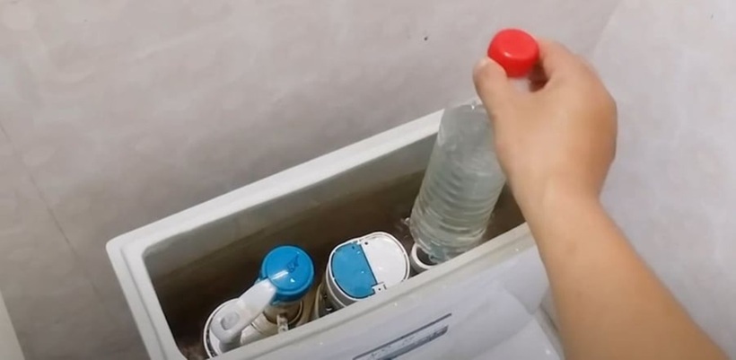 Đặt chai nhựa vào bể chứa nước của bồn cầu có tác dụng gì?
