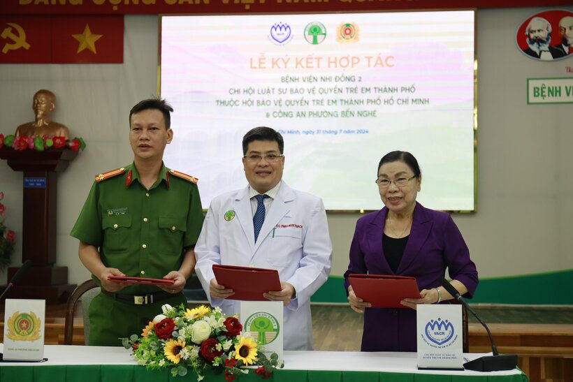 Lễ ký kết hợp tác bảo vệ và chăm sóc trẻ em bị bạo hành, xâm hại tình dục và các hành vi khác của Bệnh viện Nhi đồng 2, Công an phường Bến Nghé và Chi hội Luật sư Hội Bảo vệ quyền trẻ em TP. HCM. (Ảnh: SK&ĐS)