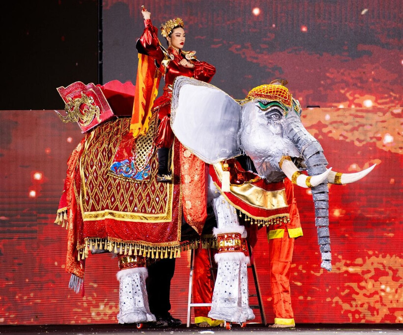 Bùi Lý Thiên Hương trong thiết kế "Trưng Vương".