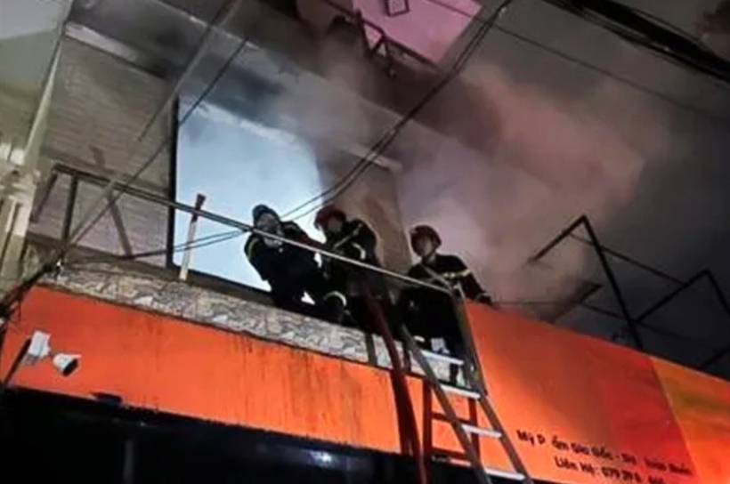 Giải cứu thành công 3 người mắt kẹt trong vụ cháy nhà 3 tầng tại Vũng Tàu - 1