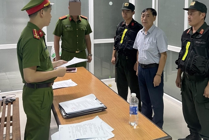 Lực lượng chức năng tống đạt các quyết định đối với Nguyễn Văn Tam. (Ảnh: Công an)