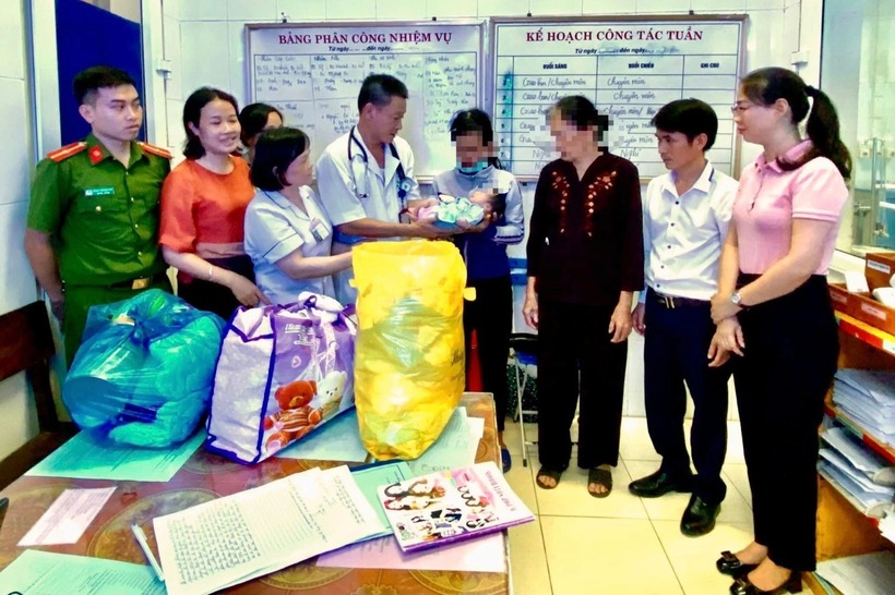 Bé trai được bác sĩ bàn giao cho gia đình về chăm sóc, nuôi dưỡng. Ảnh: Dân Trí