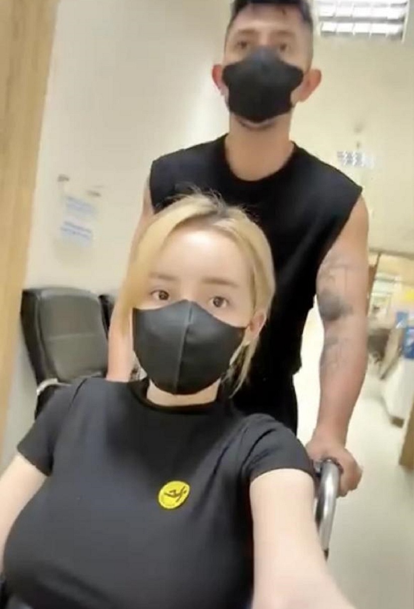 Xôn xao hình ảnh hotgirl Ngân 98 phải ngồi xe lăn ngay sau khi phẫu thuật thẩm mỹ - 1