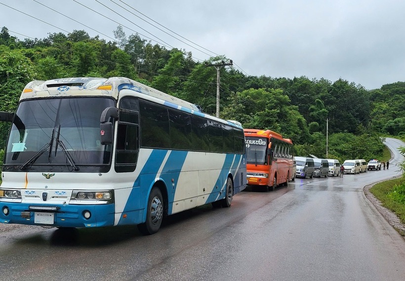 Đoàn xe ban chuyên án di lý các nghi phạm lừa đảo sau khi bị bắt giữ. (Ảnh: Công an)