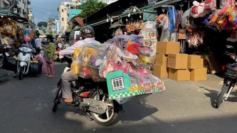 Chợ Thiếc ở Quận 11, TP.HCM được biết đến với nhiều sạp hàng vàng mã lớn nối tiếp nhau.