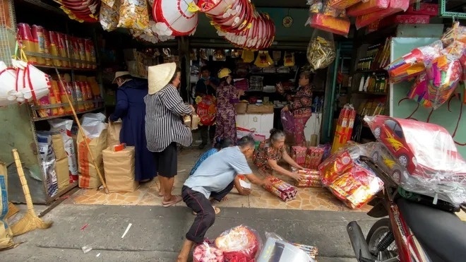 Trong khoảng thời gian này, bà Liên cùng hai cháu làm việc mỗi ngày 12 tiếng, mỗi ngày hoàn thành hơn 100 bao sản phẩm, ước tính thu nhập tháng này của bà hơn chục triệu đồng.