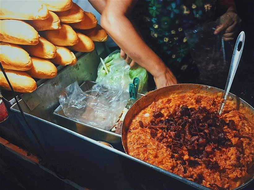 Bánh mì dân tổ chỉ bán về đêm.