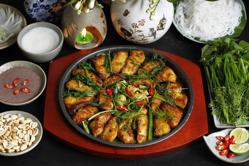 Những miếng cá được tẩm ướp nướng lên vừa thơm, vừa ngon mắt.