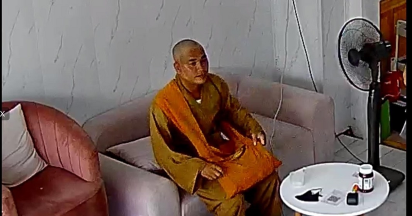 Người đàn ông tên Tấn giả người tu hành đi bán hương và có hành vi sàm sỡ cô gái làm ở quán Spa. (Ảnh: Người dân cung cấp).