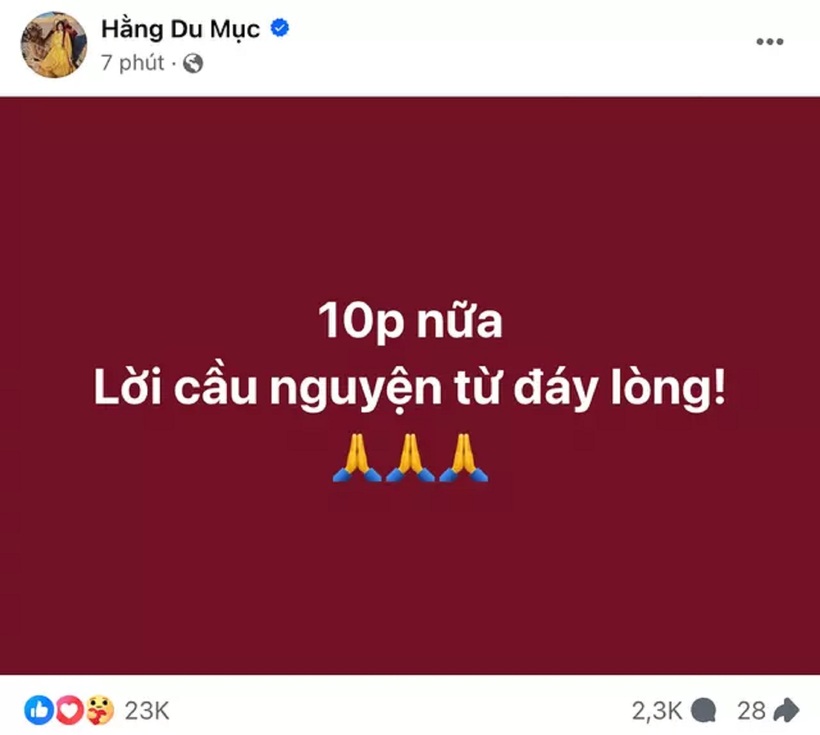 Hằng Du Mục cầu nguyện trước khi bắt đầu phiên tòa ly hôn.