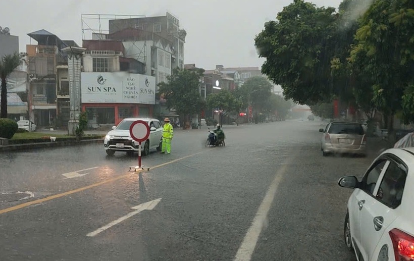 Công an Thái Nguyên dầm mưa đảm bảo ATGT tại các điểm ngập lụt - 4