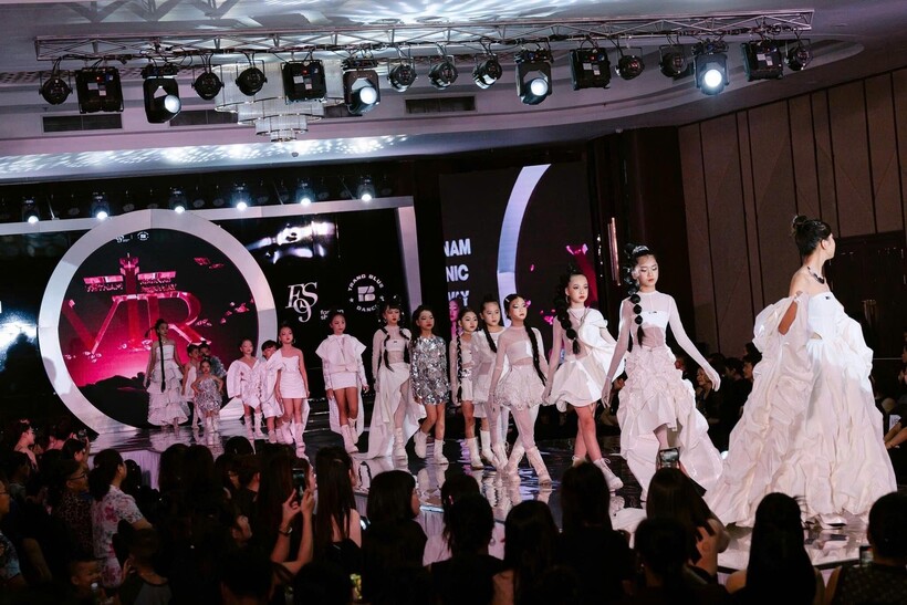 Bộ sưu tập White Light của nhà thiết kế Ada Anh Trương