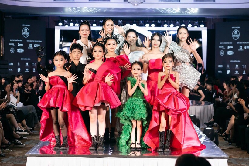 Các Đại sứ và gương mặt đại diện cùng Á hậu Hương Ly