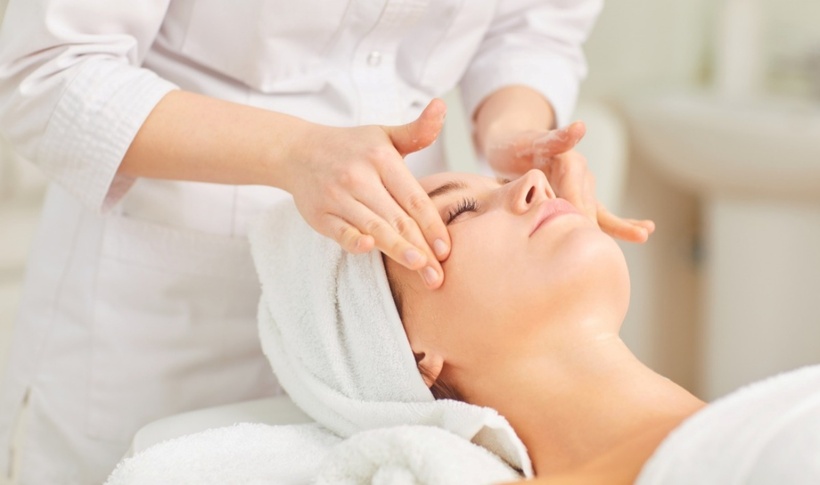 Massage là một trong những phương pháp đơn giản và hiệu quả nhất để làm căng da mặt và cổ.