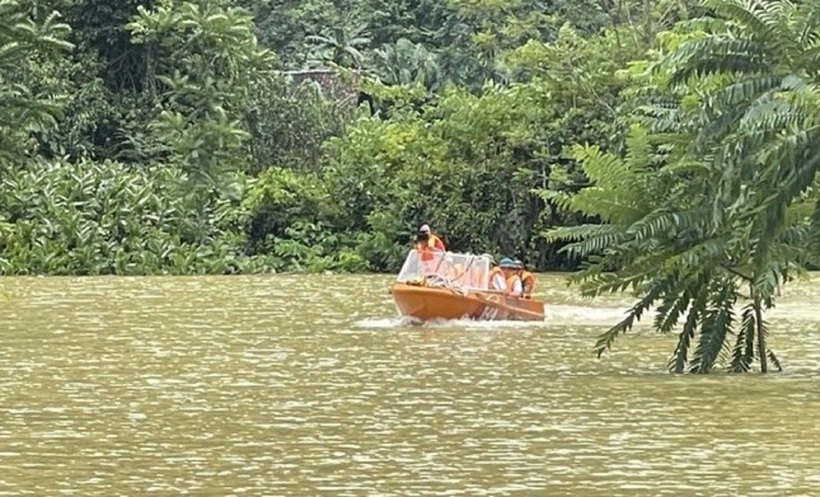 Lực lượng chức năng tiến hành tìm kiếm 2 người gặp nạn, đồng thời tuyên truyền nhân dân nâng cao tinh thần cảnh giác, phòng chống mưa lũ. Ảnh: Tiền Phong