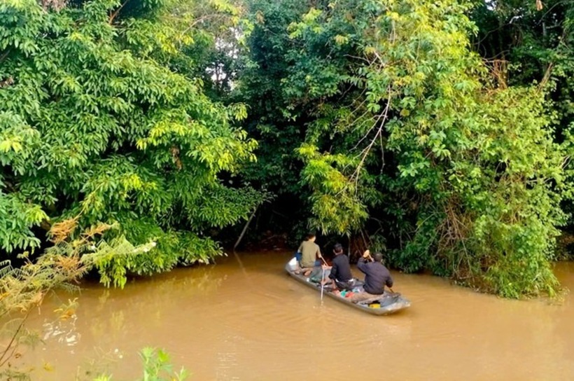 Người dân thời điểm tìm các nạn nhân trong vụ đuối nước. Ảnh: Tiền Phong