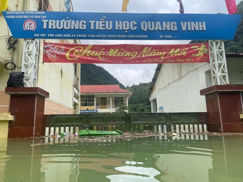 Trường Tiểu học Quang Vinh bị ngập sâu sau mưa lũ. Ảnh: PLO