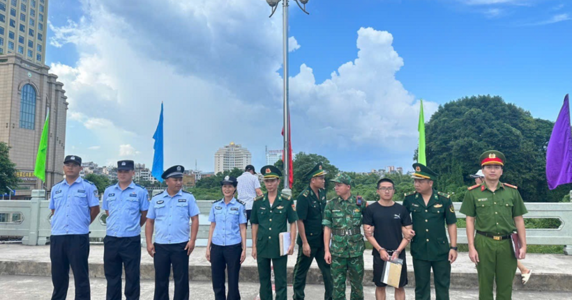 Cục Công an thành phố Đông Hưng, Quảng Tây, Trung Quốc bàn giao cho Công an TP. Móng Cái đối tượng truy nã Đoàn Ngọc Vượng. (Ảnh: Công an tỉnh Quảng Ninh)