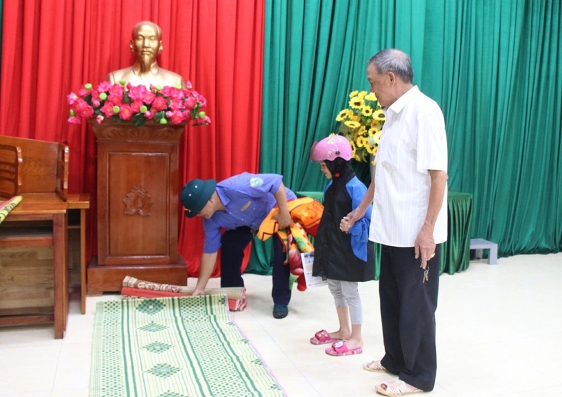 Lực lượng chức năng TP.Bắc Giang dẫn theo ông, cháu đến tránh bão tại nhà văn hóa. (Ảnh: VOV)