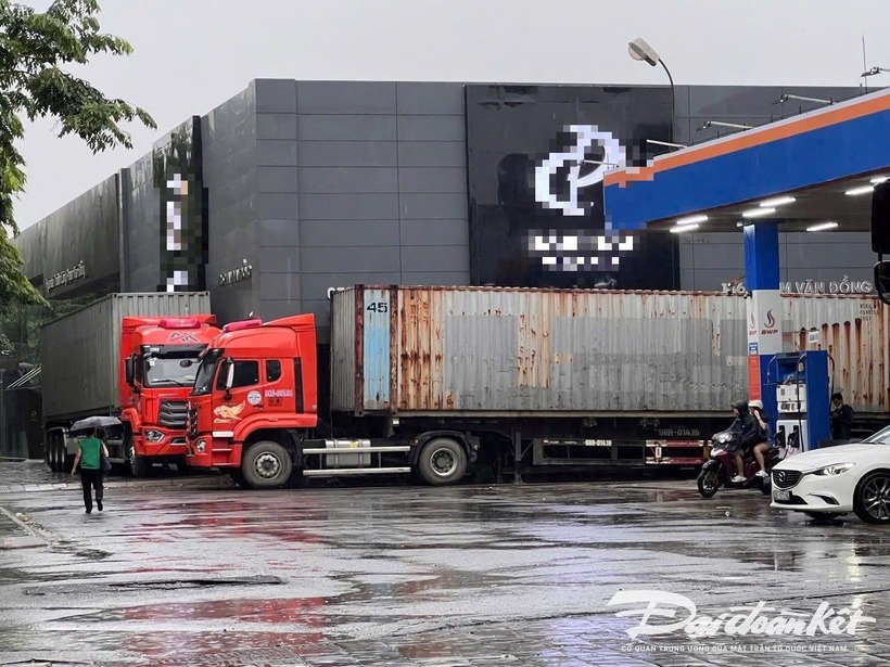 Một số cửa hàng ở Hà Nội phải dùng xe container chặn trước cửa, phòng gió mạnh vỡ kính. Ảnh: Đại đoàn kết