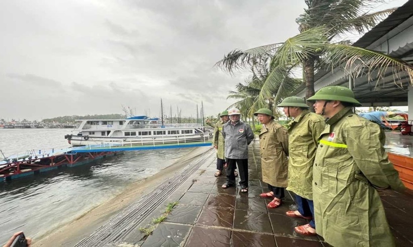 Bộ trưởng Bộ NN&PTNT Lê Minh Hoan cùng Chủ tịch UBND tỉnh Quảng Ninh Cao Tường Huy kiểm tra tại Cảng tàu khách quốc tế Tuần Châu.