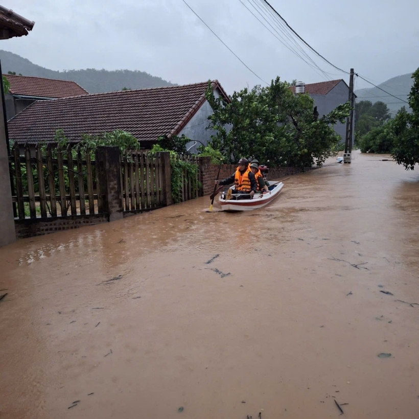 Để kịp thời ứng phó, Ban Chỉ huy PCTT - TKCN tỉnh Bắc Giang đã đưa ra báo động số 1 trên sông Thương (tại Trạm Thủy văn Cầu Sơn) và báo động số 2 trên sông Lục Nam (tại Trạm Thủy văn Chũ). Đồng thời, lực lượng chức năng huyện Lục Ngạn đã khẩn trương di dời 760 hộ dân.