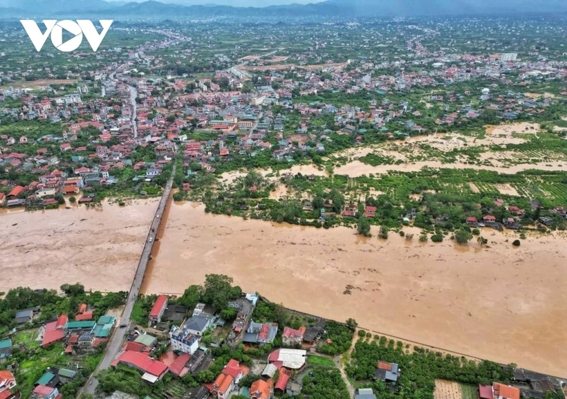 Thống kê nhanh, toàn huyện Lục Ngạn có 455 nhà dân; 15 kho xưởng; 35 cơ sở trường học, nhà văn hóa, trạm y tế và cơ sở vật chất khác bị tốc mái, hư hỏng; 16 ngầm, 5 xã, 42 thôn bị chia cắt; 3 điểm sạt lở; 22 cột điện gãy đổ; 12 công trình khác như kho xưởng, cổng nhà dân… bị sập.