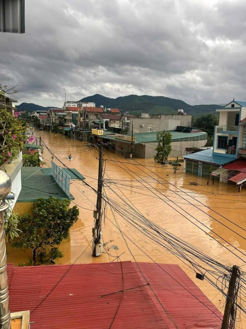 Ban Chỉ huy Phòng, chống thiên tai - Tìm kiếm cứu nạn huyện Sơn Động đã tập trung chỉ đạo lực lượng chức năng tăng cường phối hợp hỗ trợ người dân khắc phục khó khăn; tổ chức phân luồng giao thông giúp người dân di chuyển an toàn.