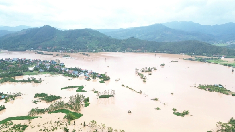 Tại huyện Lục Ngạn (tỉnh Bắc Giang), các xã vùng cao như Tân Sơn, Phong Minh, Cấm Sơn, Tân Quang... cũng đang bị ngập sâu gây chia cắt cục bộ, theo báo Giao Thông.