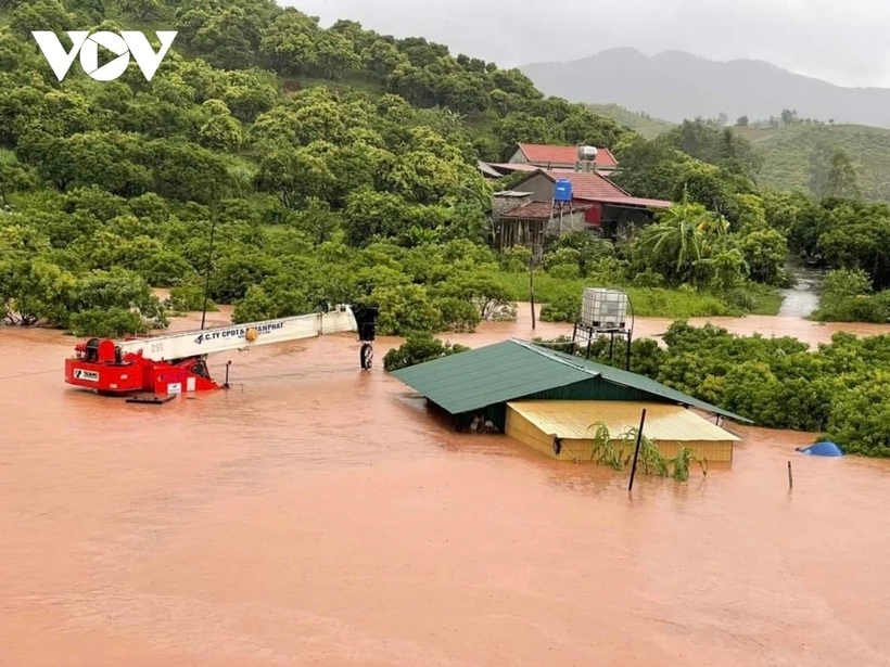 Mưa lũ cũng khiến quốc lộ 31, đoạn qua địa bàn huyện Lục Ngạn ngập sâu, chia cắt, xe cộ không thể đi lại. Lũ ngập sát mái nhà.