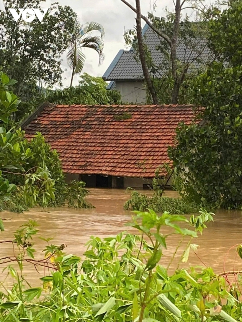 Mực nước các hồ chứa đầy, cơ bản vượt tràn xả lũ (hồ Khe Sàng, xã Đèo Gia tràn 180cm; hồ Khuôn Vố, xã Tân Lập tràn 70cm; hồ Dọc Bấu, xã Biên Sơn tràn 100cm), khiến nhiều nhà của người dân chìm trong biển nước.